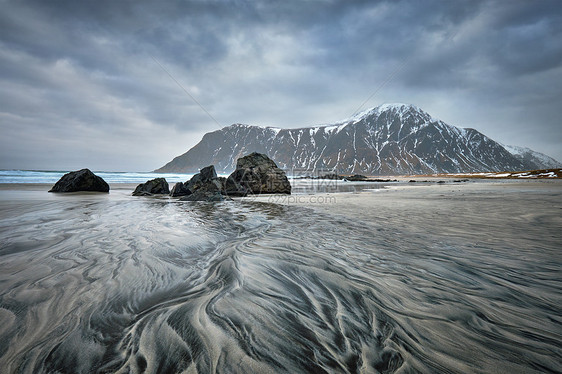 挪威海峡湾的岩石海岸,冬天雪斯卡桑登海滩,洛芬岛,挪威挪威峡湾的岩石海岸图片