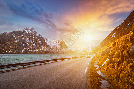 汽车挪威峡湾的道路上日落挪威洛福腾群岛峡湾挪威的道路图片