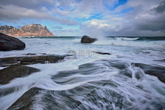 冬季挪威海峡湾海滩上的岩石雪乌塔克利夫海滩,洛芬岛,挪威挪威峡湾海滩图片