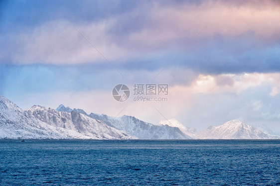 日出时挪威峡湾挪威洛福腾群岛日出时挪威的峡湾图片