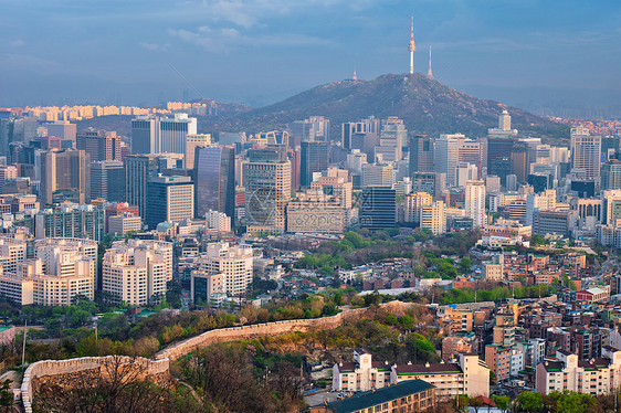 首尔市中心城市景观南山首尔塔的鸟瞰日落仁旺山韩国首尔韩国日落时的首尔天际线图片