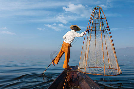 缅甸旅游景点地标传统的缅甸渔民缅甸的inle湖捕鱼网,以其独特的单腿划船风格而闻名,船上观看缅甸inle湖的传统缅甸渔图片
