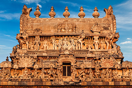 入口塔Gopura的PeriyanayakiAmman寺庙抗天空艾拉瓦茨瓦拉寺,达拉苏拉姆,泰米尔纳德邦,印度佩里图片