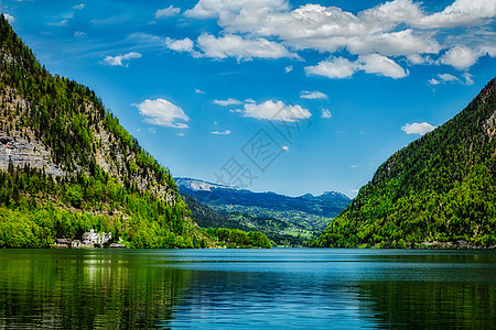 霍尔斯特看奥地利的山湖奥地利萨尔茨卡默古特地区霍尔斯特看奥地利的山湖背景图片