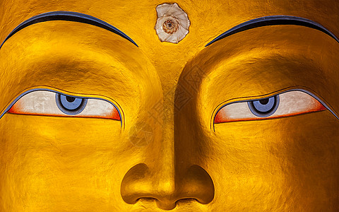 弥勒佛的眼睛闭上了脸蒂克西贡帕拉达克,弥勒佛近,拉达克背景图片