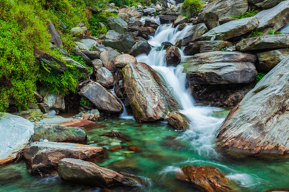 瀑布瀑布Bhagsu,印度河川邦用偏光镜过滤器巴格苏瀑布Bhagsu,印度河川邦图片