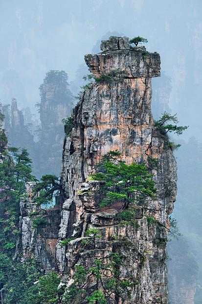 中国著名的旅游景点张家界石柱崖山雾云中,湖南武陵源,中国带着相机锅张家界山脉,中国图片