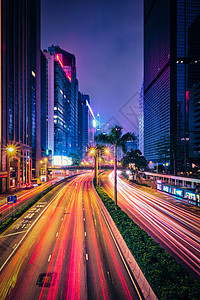 香港夜间的街道交通写字楼摩天大楼高速公路上繁忙的交通,车辆模糊,小径轻盈中国香港香港夜间的街道交通图片