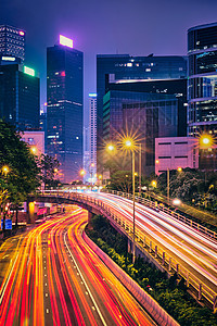 香港夜间的街道交通写字楼摩天大楼高速公路上繁忙的交通,车辆模糊,小径轻盈中国香港香港夜间的街道交通图片