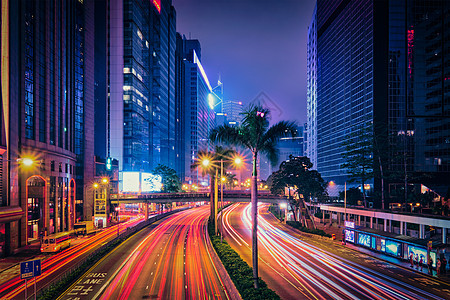 香港夜间的街道交通写字楼摩天大楼高速公路上繁忙的交通,车辆模糊,小径轻盈中国香港香港夜间的街道交通图片