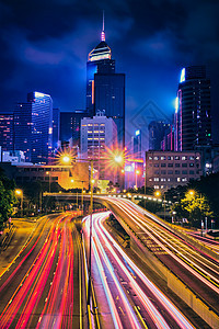 香港夜间的街道交通写字楼摩天大楼高速公路上繁忙的交通,车辆模糊,小径轻盈中国香港香港夜间的街道交通图片