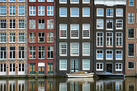 阿姆斯特丹运河上排典型的房子船,带倒影荷兰阿姆斯特丹阿姆斯特丹运河与房屋,荷兰图片
