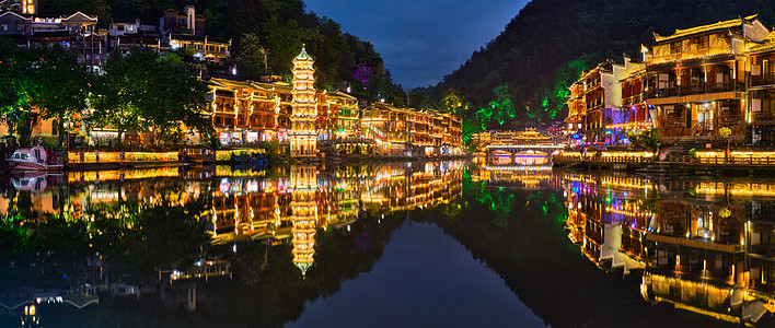 湖南夜景中国旅游景点凤皇古镇凤凰古镇沱江河上夜间照明中国湖南省凤皇古镇凤凰古镇,中国背景