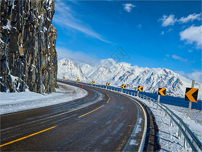 挪威峡湾的公路挪威洛福腾群岛冬天挪威的路图片