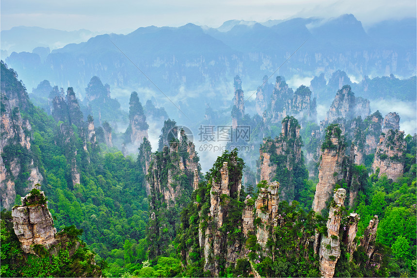 中国著名的旅游景点张家界石柱崖山雾云中,湖南武陵源,中国张家界山脉,中国图片