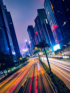 香港夜间的街道交通写字楼摩天大楼高速公路上繁忙的交通,车辆模糊,小径轻盈中国香港香港夜间的街道交通图片