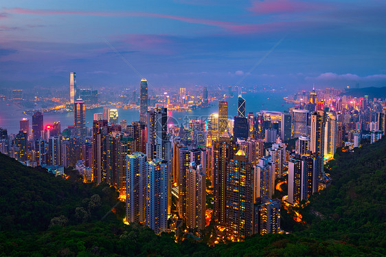 著名的香港风景香港摩天大楼天际线城市景观维多利亚峰照亮傍蓝色时刻中国香港香港摩天大楼天际线城市景观景观图片