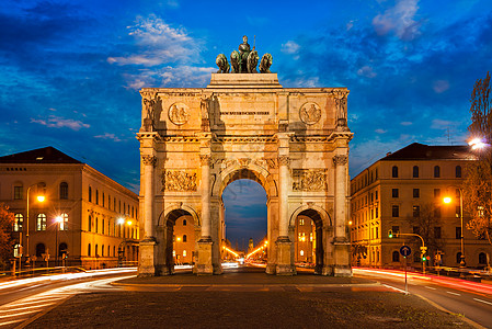 西格斯特胜利门晚上由于长时间曝光,汽车灯的运动模糊慕尼黑,巴伐利亚,德国胜利之门,慕尼黑背景图片