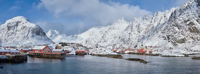 传统渔村a卢福腾群岛,挪威与红色罗布房屋全景冬天雪a挪威洛福腾群岛上的村庄图片