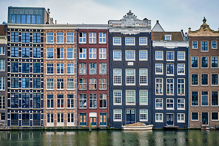 阿姆斯特丹运河上排典型的房子船,带倒影荷兰阿姆斯特丹阿姆斯特丹运河与房屋,荷兰图片
