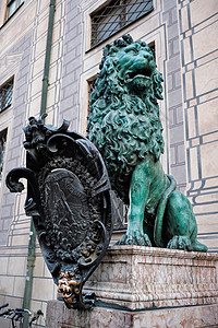 巴伐利亚狮子雕像慕尼黑阿尔特塞伦茨宫奥德翁普拉茨慕尼黑,巴伐利亚,德国慕尼黑住宅宫殿的巴伐利亚狮子雕像图片