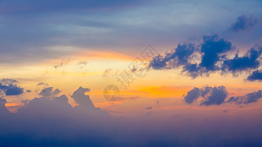 天空中戏剧的晚霞日落的天空戏剧的云图片