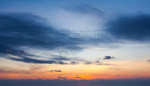 天空中戏剧的晚霞日落的天空戏剧的云图片