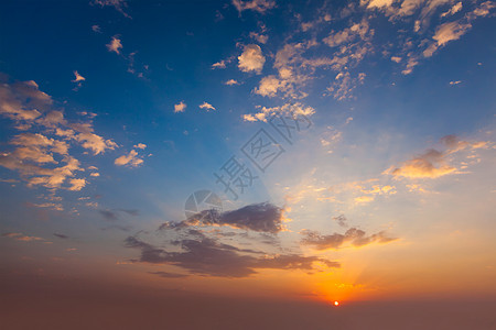 傍日落天空,太阳戏剧的云夜空云图片