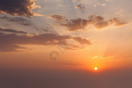 傍日落天空,太阳戏剧的云夜空云图片