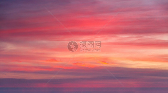 天空中戏剧的晚霞日落的天空红云图片