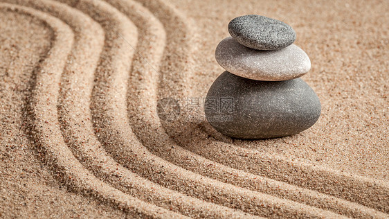 日本禅宗石园放松,冥想,简单平衡的鹅卵石耙沙的全景平静的场景日本禅宗石园图片