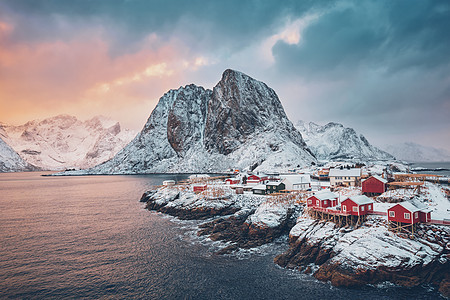 著名的旅游景点汉诺伊渔村洛福滕岛,挪威与红色罗布房子日出时冬天下雪挪威洛福滕岛的汉诺伊渔村图片