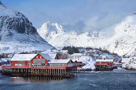 雪后房子传统的渔村a洛福滕岛,挪威与红色罗布屋冬天雪a挪威洛福腾群岛上的村庄背景