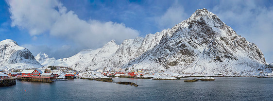 传统渔村a卢福腾群岛,挪威与红色罗布房屋全景冬天雪a挪威洛福腾群岛上的村庄图片