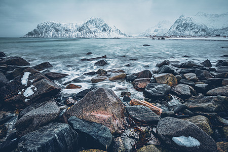 峡湾挪威海沿岸的波浪岩石斯卡桑登海滩,弗拉克斯塔德,洛福顿群岛,挪威长曝光运动模糊挪威海海岸图片