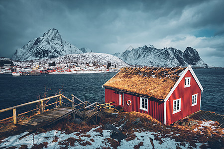 传统的红色Rorbu房子雷恩村的洛福滕岛,挪威冬季罗福顿群岛赖因村的传统红色罗布屋,图片