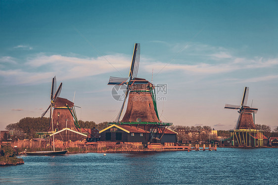 日落后黄昏,荷兰著名旅游景点赞斯桑斯的风车Zaandam,荷兰日落后的黄昏,荷兰的赞斯山的风车图片