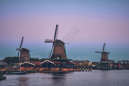 日落后黄昏,荷兰著名旅游景点赞斯桑斯的风车Zaandam,荷兰日落后的黄昏,荷兰的赞斯山的风车图片