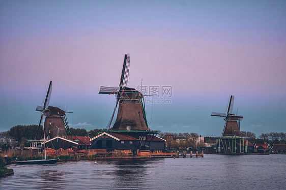 日落后黄昏,荷兰著名旅游景点赞斯桑斯的风车Zaandam,荷兰日落后的黄昏,荷兰的赞斯山的风车图片