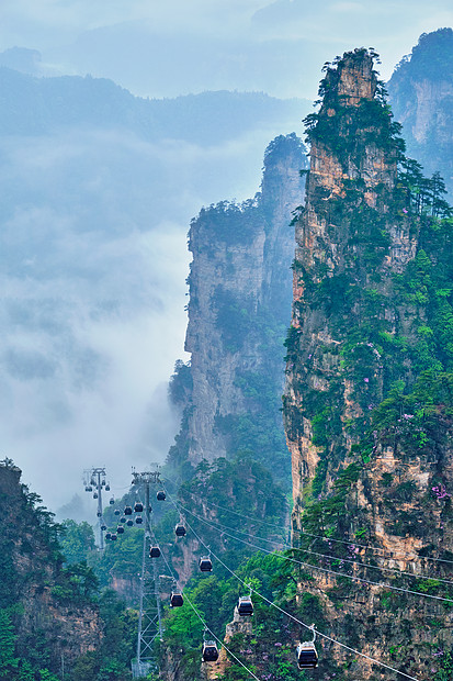 中国著名的旅游景点张家界石柱崖山雾云中,缆车湖南武陵源,中国带着