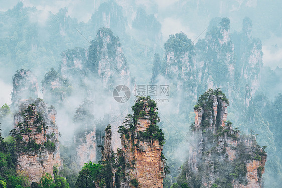 中国著名的旅游景点张家界石柱崖山雾云中,湖南武陵源,中国张家界山脉,中国图片