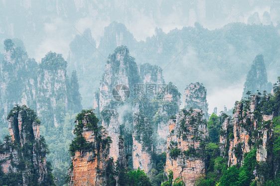 中国著名的旅游景点张家界石柱崖山雾云中,湖南武陵源,中国张家界山脉,中国图片