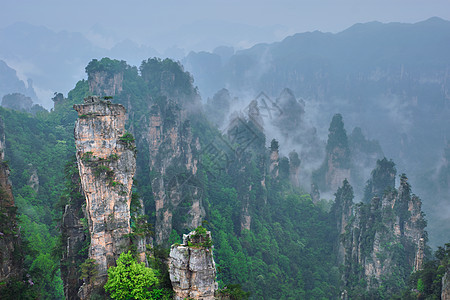 中国著名的旅游景点张家界石柱崖山雾云中,湖南武陵源,中国张家界山脉,中国图片