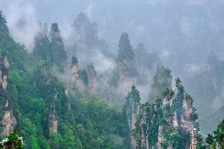 中国著名的旅游景点张家界石柱崖山雾云中,湖南武陵源,中国张家界山脉,中国图片