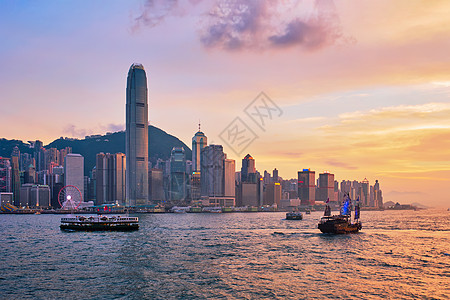 香港天际线城市景观市中心摩天大楼维多利亚港傍晚与渡船垃圾船日落中国香港香港维多利亚港的垃圾船图片