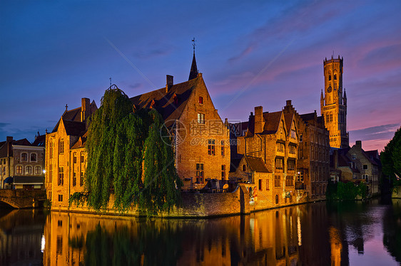 著名的布鲁日旅游地标景点罗森霍德凯运河与钟楼旧房子沿运河与树木夜间布鲁日,比利时比利时布鲁日著名的景色图片