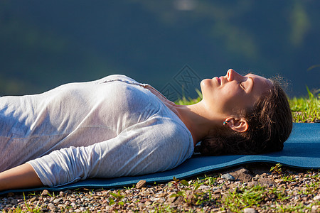 女人瑜伽放松中放松,喜马拉雅山的户外姿势印度希马查尔邦女人户外瑜伽中放松图片
