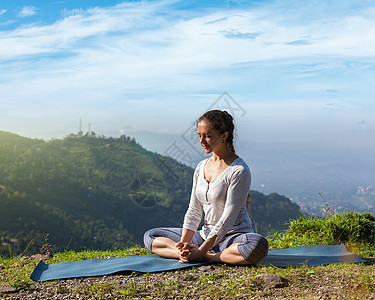 运动健康的女人练瑜伽阿莎娜巴达科纳萨纳捆绑的角度喜马拉雅山山脉的户外姿势印度希马查尔邦女人户外练瑜伽图片