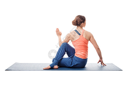 美丽的运动适合瑜伽女练瑜伽阿莎娜阿达马森德拉萨纳半脊柱扭曲姿势隔离白色背景上运动适合瑜伽女子练瑜伽体式图片