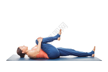 妇女瑜伽阿莎娜阿达帕万穆克塔萨纳膝盖胸部姿势隔离白色背景瑜伽的女人阿莎娜阿达帕万穆克塔萨娜被隔离图片